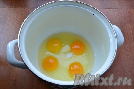 В кастрюлю поместить яйца, добавить соль.