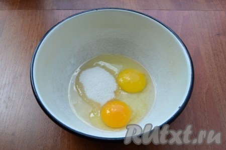 Для приготовления теста для блинов в миску поместить яйца, всыпать сахар, соль и ванильный сахар.