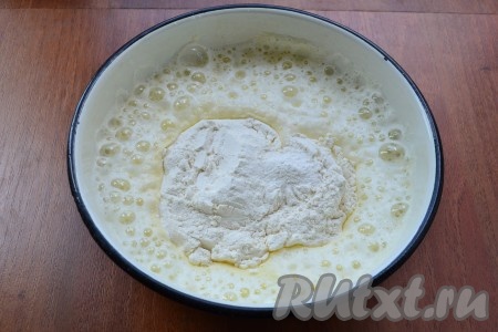Яйца с сахаром и солью взбить до пышной пены, влить молоко, еще немного взбить. Добавить просеянную муку.