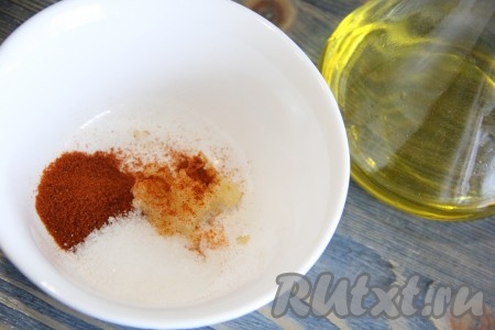 Для приготовления маринада соединить паприку, соль и чеснок, пропущенный через пресс. 
