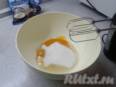 Яйца взбиваем с сахаром, чтобы сахар растворился.