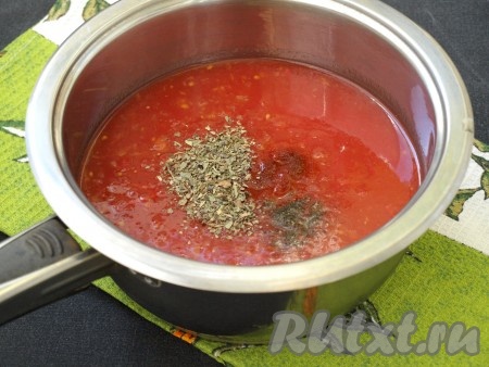За это время приготовить соус. Густой томатный сок (или томатную пасту, разведенную в воде) вылить в сотейник и довести до кипения, добавить соль, перец и сухой базилик, довести до кипения и снять с огня. Томатный соус для тефтелей готов.