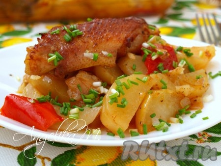 Для подачи в тарелку выложить картофель, сверху - крылышко, посыпать блюдо зелёным луком.
