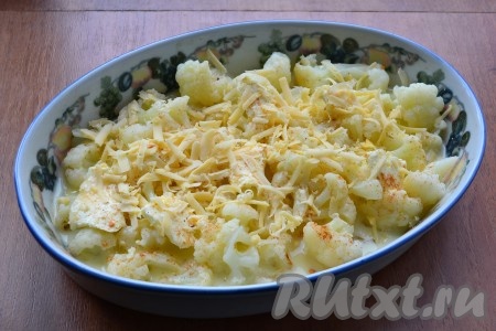 Яично-молочной смесью залить картофель с капустой, сверху посыпать натертым на крупной терке твердым сыром.