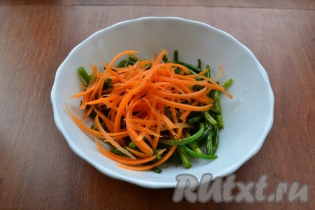 Также добавить морковку, натертую на терке для корейской моркови.
