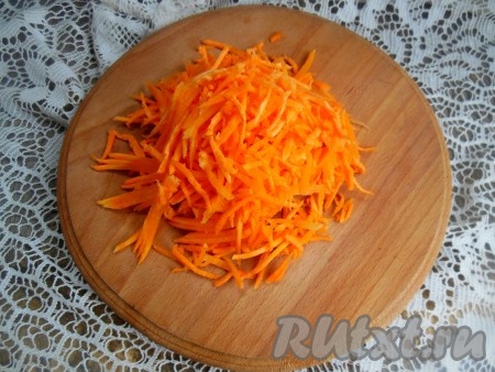 Морковь очистите, натрите на крупной тёрке (я использовала тёрку для моркови по-корейски). Чеснок очистите от кожуры, нарежьте на "лепестки". Для того чтобы готовые баночки с маринованной цветной капустой смотрелись привлекательнее, я добавила молодые стрелки чеснока (их можно и не добавлять).