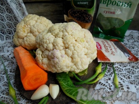 Подготовьте продукты для приготовления цветной капусты, маринованной с морковью.