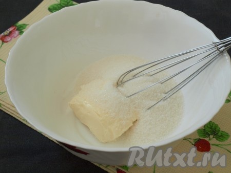 Поместить в миску мягкое сливочное масло. Отложить для посыпки 2 столовые ложки сахара, оставшийся сахар добавить к маслу и хорошо взбить венчиком.