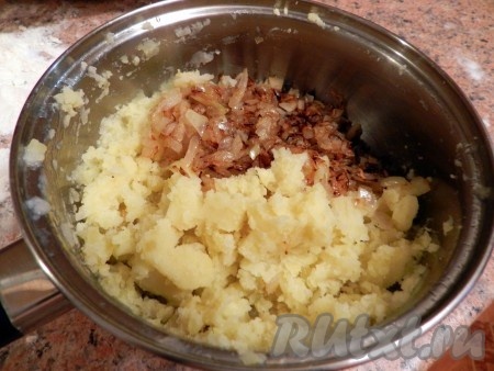 Отварить картофель в подсоленной воде до готовности, размять его в пюре. Лук обжарить до золотистого цвета на растительном масле, смешать с картофельным пюре, поперчить. Остудить и начинка для вареников готова.
