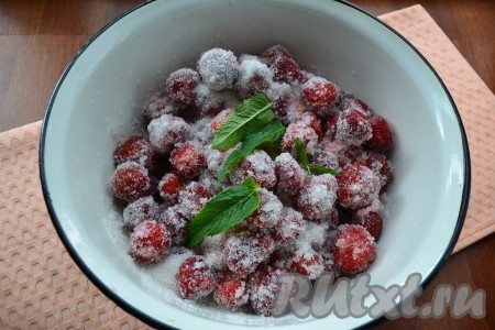 В ягоды всыпать сахар и поместить, по желанию, несколько листиков или веточку мяты. Поставить миску с клубникой на небольшой огонь.
