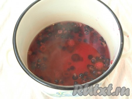 В кастрюлю налить 1 литр воды и довести до кипения. Добавить промытые ягоды. Если ягоды замороженные, то размораживать не нужно. Варить ягоды 2 минуты.
