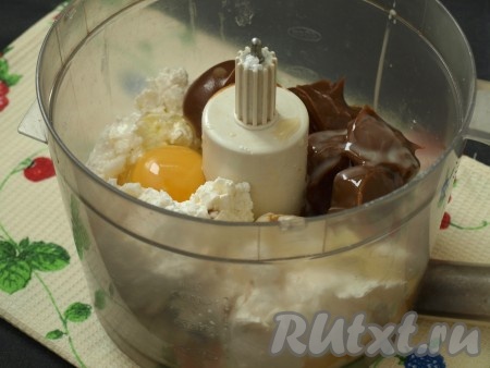 За это время приготовим творожную начинку для пирога. В комбайн поместить творог, варёное и простое сгущённое молоко, а также яйца.
