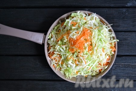 Нашинковать капусту, морковь натереть на средней терке, а лук нарезать тонкими полукольцами. Соединить все овощи в сковороде, влить растительное масло и поставить на слабый огонь.
