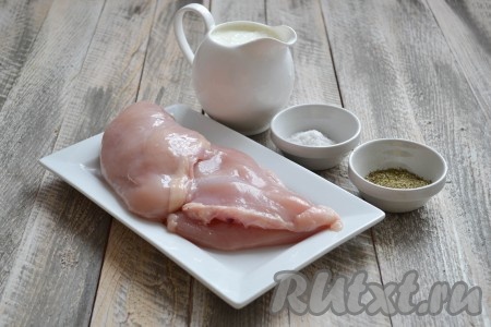 Подготовить необходимые ингредиенты для приготовления куриного филе на шпажках на сковороде.