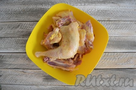 Курицу тщательно вымыть и снаружи, и внутри. Разрезать курочку на порционные кусочки.

