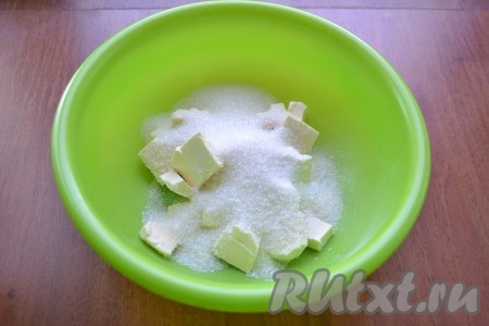 Добавить к маслу сахар, соль, ванильный сахар.
