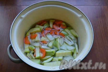 Овощи залить холодной водой так, чтобы она их немного не покрывала.