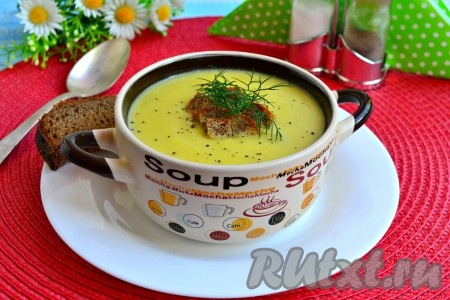 Добавить в суп немного сливочного масла, перемешать. Готовый очень вкусный, нежный и полезный крем-суп из кабачков со сливками разлить по тарелкам, поперчить и подать к столу с ржаными сухариками и зеленью. Суп варится только на один раз!