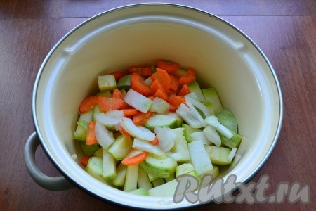 Морковь и репчатый лук очистить, нарезать небольшими кусочками и добавить к кабачкам.
