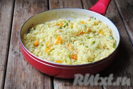 Затем рис с горошком и морковью перемешать. 
