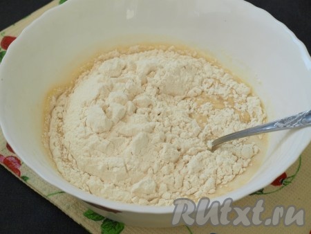 Затем добавить соль и просеянную муку с разрыхлителем, тщательно перемешать тесто, чтобы не было комочков.
