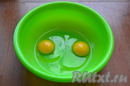 Яйца поместить в миску, добавить щепотку соли.