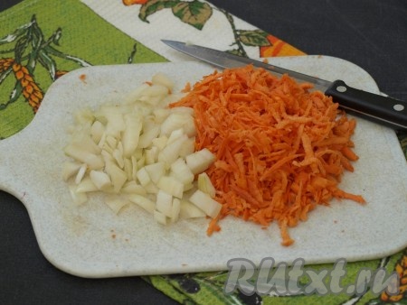 Морковь натереть на средней тёрке, лук нарезать кубиками.
