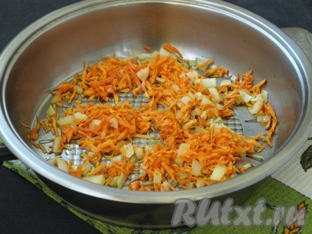 В сковороде разогреть подсолнечное масло, добавить лук с морковью и слегка обжарить на среднем огне, помешивая. Немного посолить. Овощи остудить.