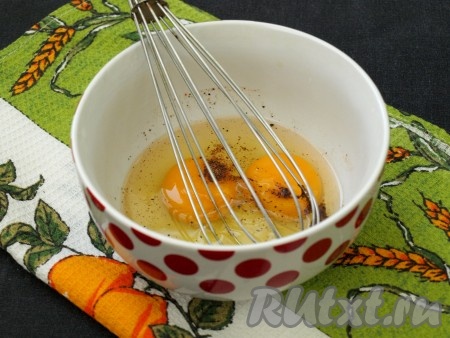 Разбить в миску яйца, добавить соль и перец.