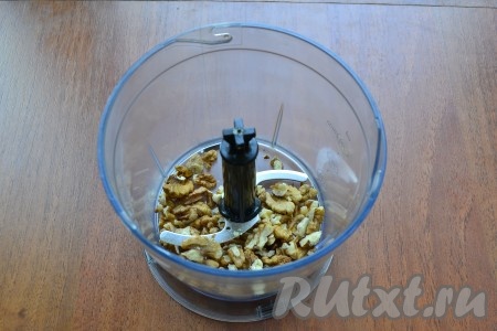 Ядра грецких орехов поместить в чашу блендера.