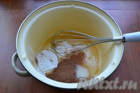 Расколотить все венчиком, добавить ванильный сахар, какао-порошок, крахмал и влить молоко.