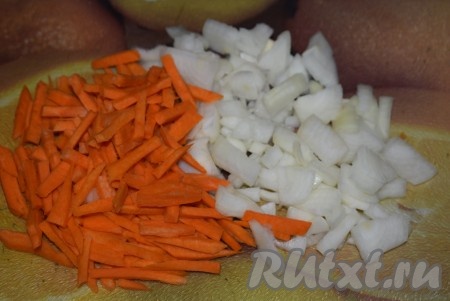 Разогреть в мультиварке растительное масло без запаха​ на режиме "Жарка", выбрав вид продукта "Мясо". Нарезать лук и морковь средними кусочками.
