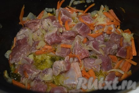 Обжарить мясо с овощами, постоянно помешивая, в течение минут 15.
