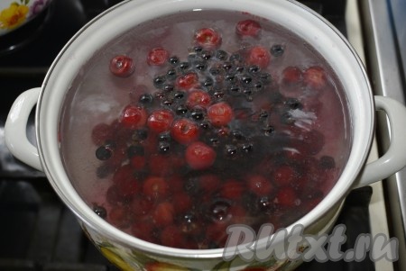 Добавьте промытые ягоды в кипящий сироп. 