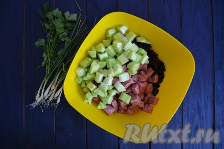 Огурцы вымыть (если горчат - снять кожицу), нарезать кубиками размером 1х1 см, добавить в салат из копченой колбасы и фасоли.
