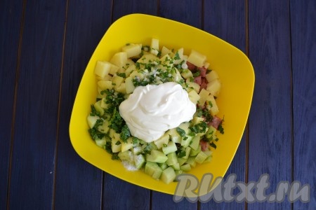 В салат выложить мелко нарезанные петрушку и зелёный лук, добавить сметану, по вкусу посолить.
