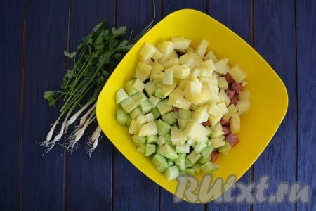 Вымытый картофель отварить «в мундире» до готовности, остудить, очистить и нарезать кубиками, как колбасу и огурцы, выложить в салат.