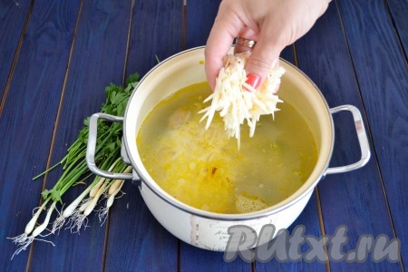 В суп с чечевицей и фрикадельками выложить натёртый сыр, по вкусу добавить соль и молотый душистый перец, перемешать, накрыть крышкой и продолжить варить на слабом огне 2-3 минуты.
