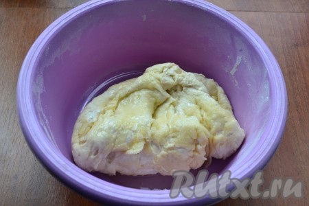 Растительное масло довести до кипения и сразу же, вылить его на тесто. Аккуратно, но быстро вмешать масло в тесто.