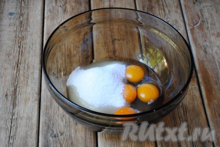 К яйцам всыпать сахар, ванильный сахар и с помощью миксера взбить до однородной массы. Яичная масса должна стать пышной и немного посветлеть. 
