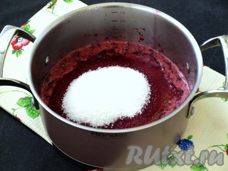 Перелить полученную массу в кастрюлю, добавить сахар.
