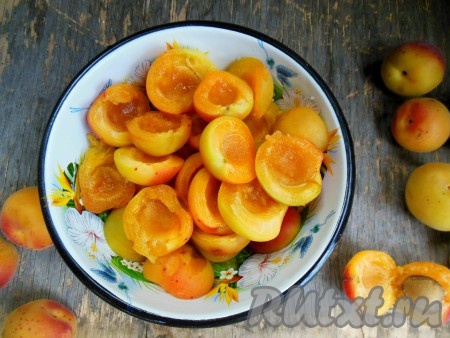 Можно нарезать абрикосы на дольки или оставить половинками.
