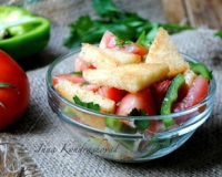 Салат с сухариками, помидорами и огурцами