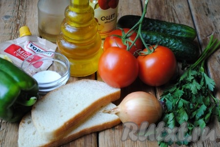 Подготовить необходимый набор ингредиентов для приготовления салата с сухариками, помидорами и огурцами