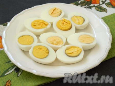 Варёные яйца очистить и разрезать вдоль на 2 половинки. Белки отделить от желтков.