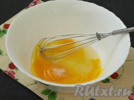 В миске с помощью венчика взбить яйца с сахаром и ванилином.
