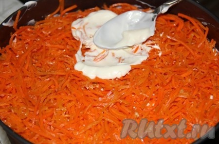 Корейскую морковку разрезаем в нескольких местах и выкладываем на куриное филе. Слой майонеза.