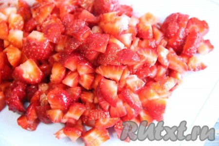 Клубнику вымыть, обсушить и нарезать на кусочки. Если используете замороженные ягоды, то предварительно разморозьте их и слейте лишнюю жидкость.
