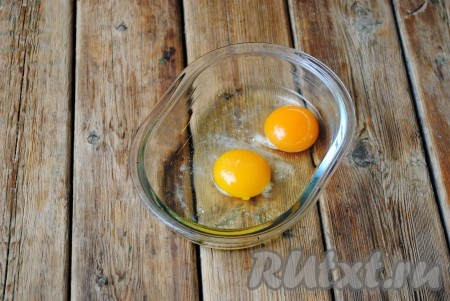 Яйца вбить в миску, добавить соль по вкусу, взбить вилкой до однородной массы. 
