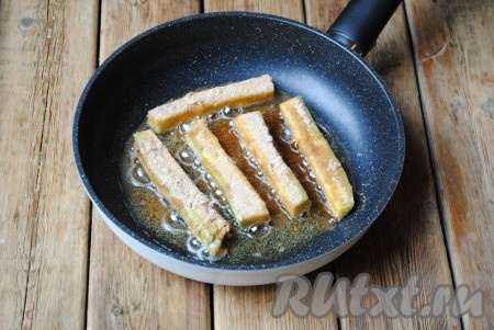 В сковороду налить растительное масло (так чтобы покрывало дно сковороды), разогреть его и выложить кабачки в панировочных сухарях.